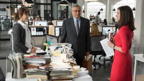 Robert De Niro y Anne Hathaway tienen una de las colaboraciones más queridas en esta cinta.