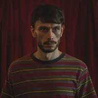 Richard Gadd, quien basó su historia para la serie Bebé Reno, estuvo en Sex Education y no lo sabías