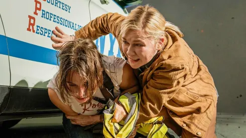 Kirsten Dunst y Cailee Spaeny en uno de los primeros momentos tensos de Guerra Civil.