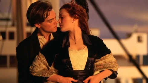 Titanic: Leonardo DiCaprio y Kate Winslet en una de las escenas más icónicas del cine moderno.
