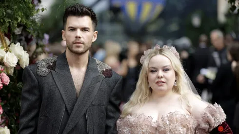 Luke Newton y Nicola Coughlan protagonizaron la temporada 3 de Bridgerton.