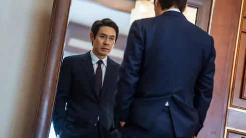 Sul Kyung-gu da vida a Park Dong-ho en el nuevo K-Drama de Netflix.