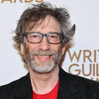 Neil Gaiman: quién es el autor con series en Netflix y Prime Video acusado de agresión sexual, de cuánto es su fortuna