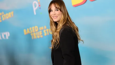 La actriz mostró el lujoso anillo que le regalaron.