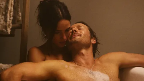 Glen Poweell y Adria Arjona protagonizan la película.