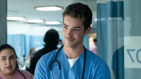 Manu Ríos forma parte del elenco de Respira en Netflix.