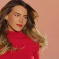 Andie MacDowell, mamá de Margaret Qualley, consuela a Belinda tras su aparatosa caída en París