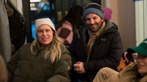 La exitosa serie de Netflix está inspirada en una pareja real. En la foto sale la creadora de Nobody Wants This, Erin Foster.