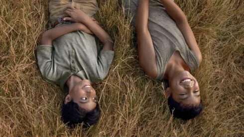 La serie gira en torno a una amistad que dura décadas.