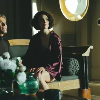 Tipos de Gentileza: dónde ver online la película con Margaret Qualley y Emma Stone