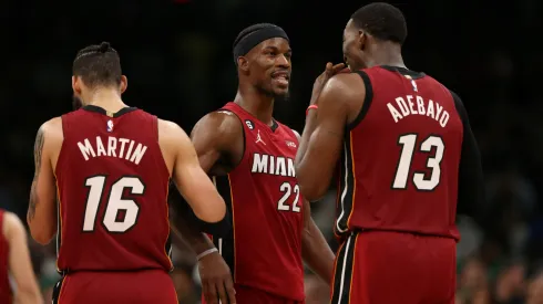 Caleb Martin, Jimmy Butler y Bam Adebayo en Miami Heat.
