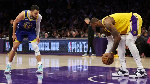 Stephen Curry frente a LeBron James en NBA Playoffs 2023.
