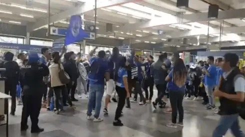 Aficionados de Cruz Azul en el metro.