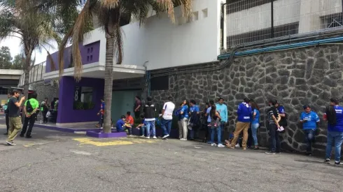 Aficionados hicieron largas filas para tener el autógrafo de Pinheiro.