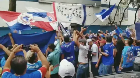 Aficionados de Cruz Azul animaron la previa del partido de leyendas.