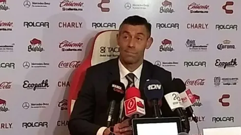 Pedro Caixinha atendió a los medios en rueda de prensa.