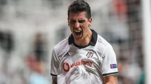 Roco celebrando su primer gol desde que se fue de Cruz Azul