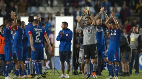 Chuy Corona le regaló su playera a una aficionada.