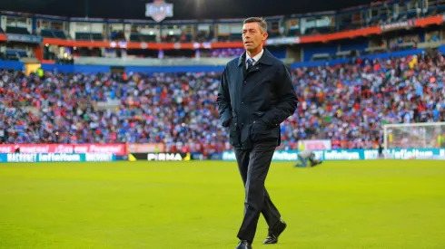Pedro Caixinha está pendiente de las obras de la cancha híbrida / Getty Images