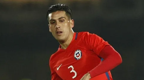 Enzo Roco anotó en propia puerta para el inicio de la goleada peruana sobre Chile.