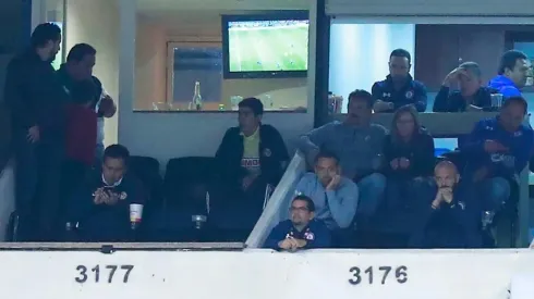 Peláez vio el partido desde el palco de Cruz Azul en el Azteca. (Diario Récord)