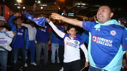 Miles de fanáticos de Cruz Azul se fueron del Azul al Azteca esta noche.