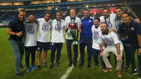 Peláez festejó con el cuerpo técnico la Copa MX. (Esto)