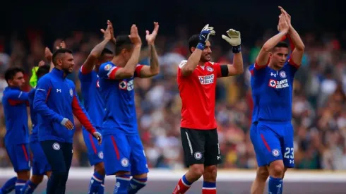 Cruz Azul vuelve a liderar el campeonato mexicano tras la victoria sobre Pumas.