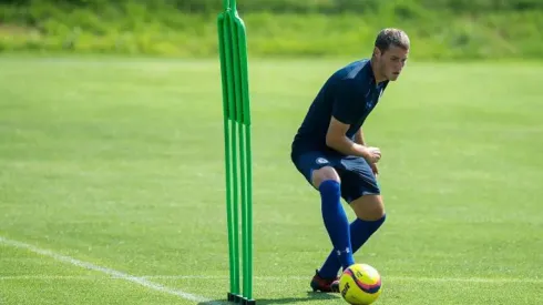 "Santi" aprovecha de estar con su familia en su país natal