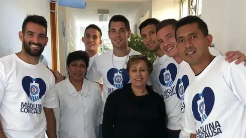 Los jugadores de Cruz Azul pintaron un asilo ayer. (Instagram CaraglioMilton)