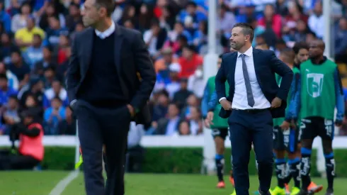 Puente (derecha) apoyó a los árbitros a horas del duelo con Cruz Azul