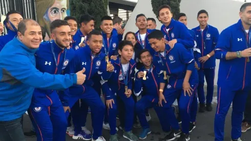 El equipo Sub 15 fue ovacionado por la afición azul