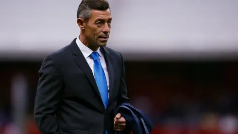 Pedro Caixinha felicita a la Sub 15 de Cruz Azul por lograr su campeonato.