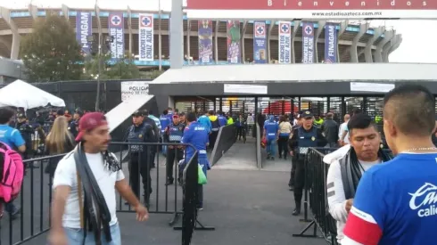 Largas filas en las taquillas del Azteca. (Archivo)