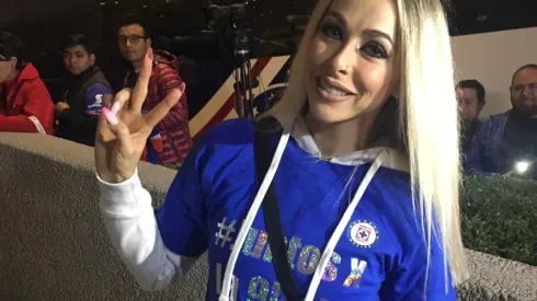 Gabriela Sánchez, la esposa de Gerardo Flores, en su llegada al Azteca. (León Lecanda)