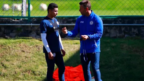 Pedro Caixinha conversando con Orbelín Pineda. (Foto: Jam Media)