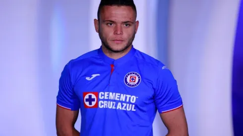 Jonathan Rodríguez posando con la nueva playera de Cruz Azul. (Foto: Jam Media)