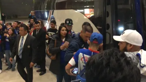 Cruz Azul fue recibido por muchos aficionados en el hotel.