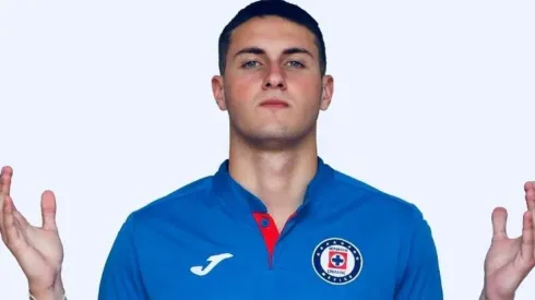 Santi Giménez fue inscrito por Cruz Azul.