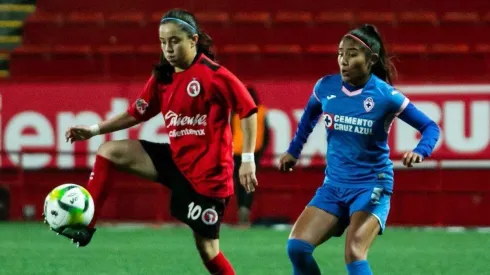 Cruz Azul Femenil enfrentando a Xolos.