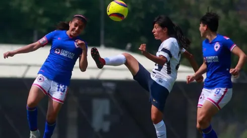 Cruz Azul enfrentando a Pumas en el torneo anterior.