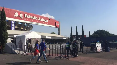 El Estadio Azteca tiene poca gente en sus inmediaciones.