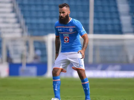 Fan #1: Marc Crosas recibe de regalo una playera de Cruz Azul