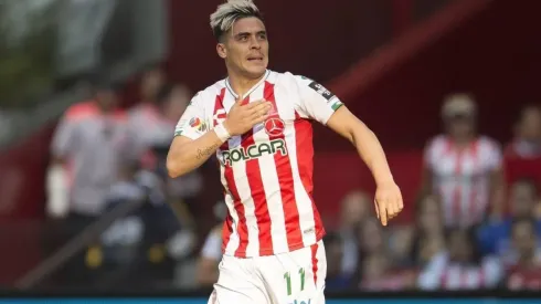 Brian Fernández con la playera de Necaxa.