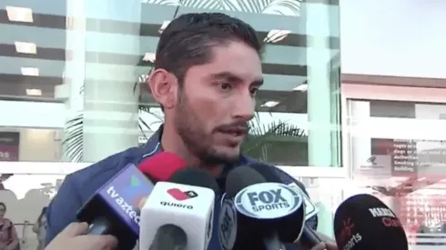 Chuy Corona dialogando previo al partido con Atlas.