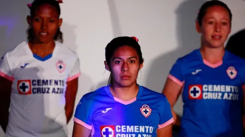 Integrantes del equipo femenil durante la presentación de la nueva playera. (Foto: Jam Media)