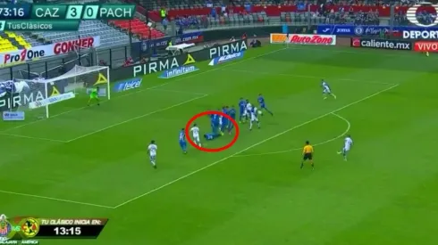 Rafael Baca acostado atrás de la barrera.