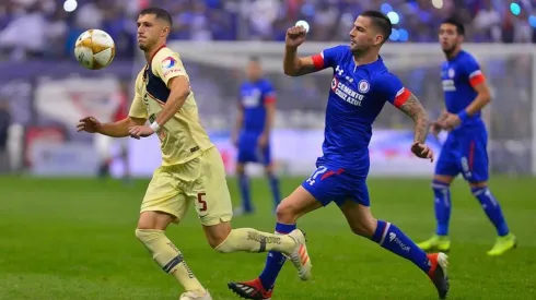 Cruz Azul enfrentando al América en el Azteca.