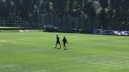 Silva y Hernández entrenan con balón.