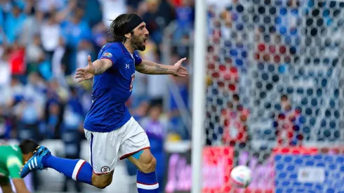 Mariano Pavone celebrando su anotación.